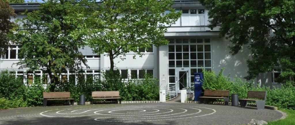 Katechetisches Institut - Eingangsbereich mit Pflasterlabyrinth (c) KI Aachen